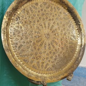 Un ancien plateau en cuivre marocain de service à thé.