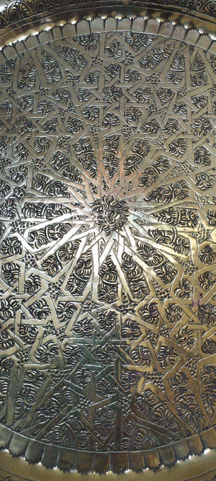 Un ancien plateau en cuivre marocain de service à thé.